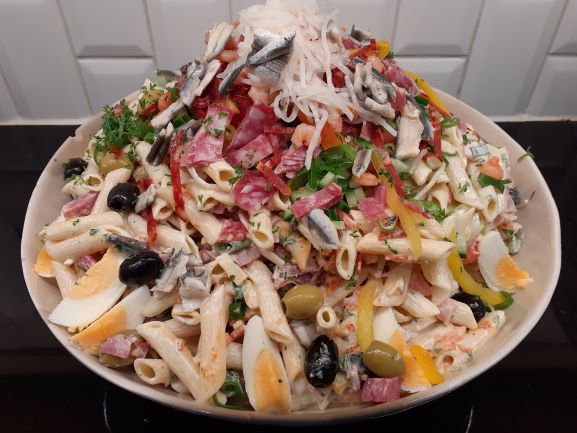 Koude pasta vis en vlees